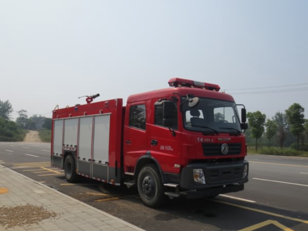 東風(fēng)153型泡沫消防車