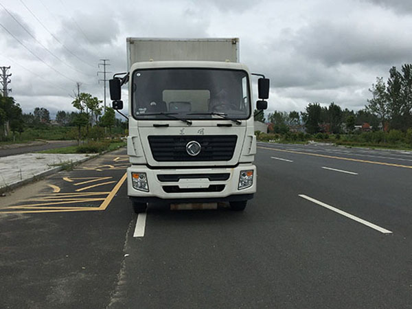 東風9.3米13.9噸氣體廂式車