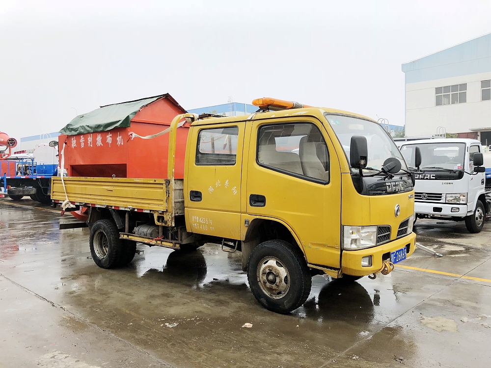 東風(fēng)雙排座貨車帶融雪劑撒布機(jī)