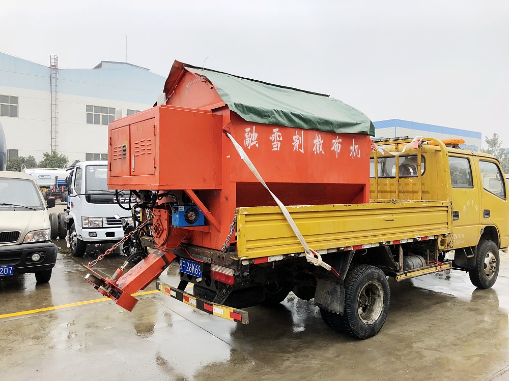 東風(fēng)雙排座貨車帶融雪劑撒布機(jī)